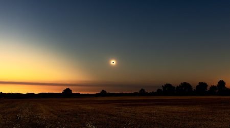 12_August_total_eclipse_imaged_by_Marina_Prol_pillars.jpg