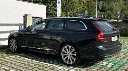 2023-volvo-v90-t8-recharge-plug-in-hybrid-charging.jpg