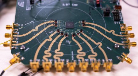 A_silicon_chip_that_can_do_it_all_pillars.jpg