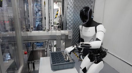 Tesla-Optimus-robot-4680-battery-cell.jpg